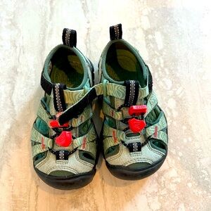 Keens Green and Black Outdoor Sandals